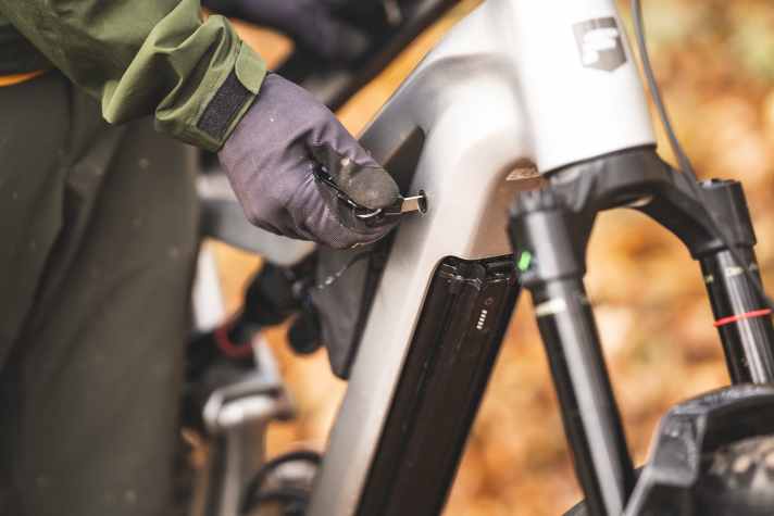 Der Akku kann nach vorne aus dem Unterrohr herausgeklappt werden und ist mit Schloss gesichert.