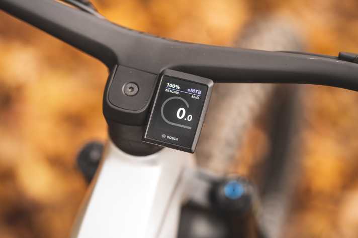 Für das Kiox-Display hat Focus eine eigene Halterung entwickelt. Der Screen sitzt gut geschützt hinter dem Lenker - allerdings recht nahe am Knie.