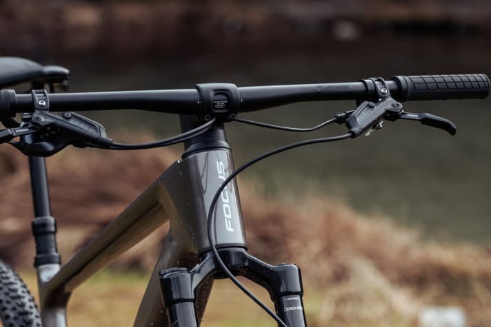 On the new Focus Raven hardtail, the cables disappear through the stem inside the frame.