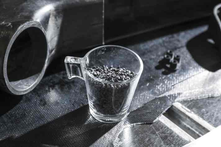 Überschüssiges Material oder auch ganze Rahmen können in Carbon-Granulat recycelt werden.