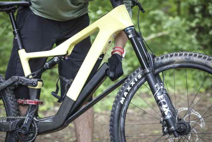 The battery must be removed from the frame for charging. There is no charging socket on the bike. Untypical for light eMTBs.