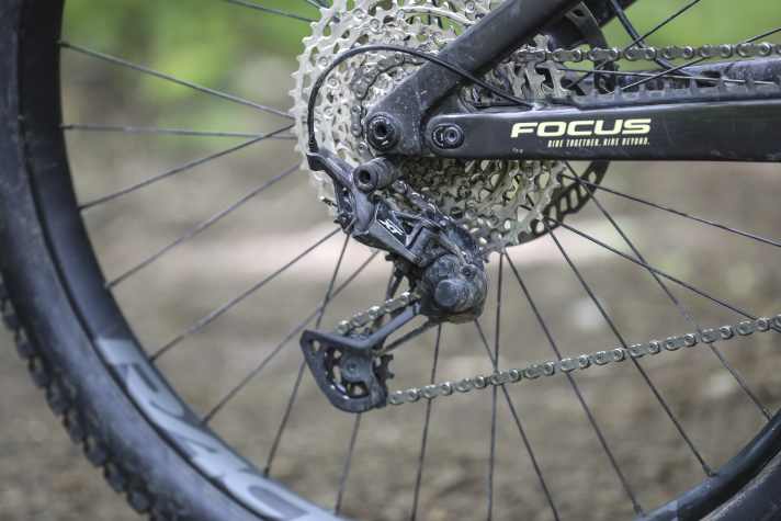 The Shimano XT on the Focus Jam² is a solid drivetrain. Also in the picture: One of the flipchips for adjusting the rear triangle length.