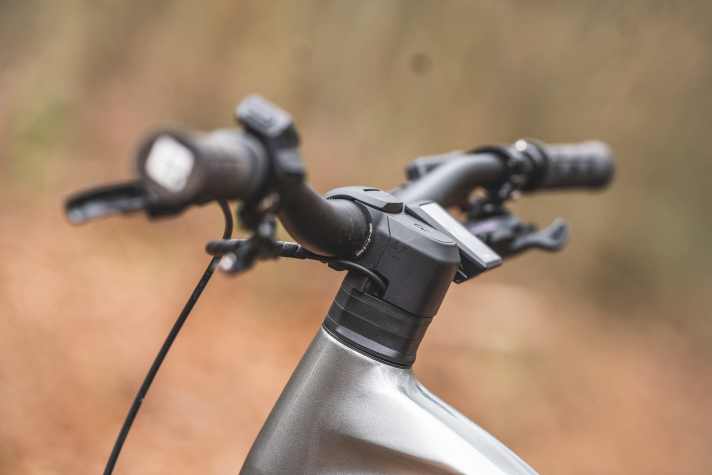 Durch das integrierte Design des Vorbaus können die Spacer nicht einfach über den Vorbau gesetzt werden, um die Front etwas abzusenken. Da hilft nur ein tieferer Lenker oder ein gekürzter Gabelschaft.