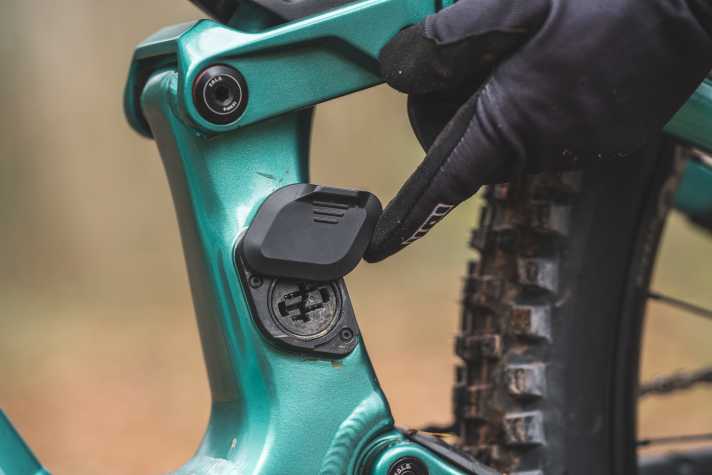 Die Ladebuchse liegt eng am Rahmen an und lässt sich gut bedienen. So ist sie aufgeräumt, wenn der Zusatz-Akku angeschlossen ist.