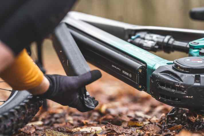 Der Bosch Powertube sitzt unter einem Cover im Unterrohr und kann schnell und einfach entnommen werden. Gesichert ist er mit einem Schloss.