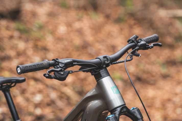 Neben dem hohen Stack baut auch die Lenkzentrale mit Riser-Lenker und Kabelintegration hoch.