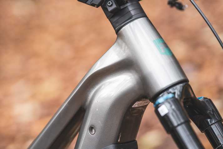 Die Schweißnähte des Alu-Rahmens sind im Steuerrohrbereich und am Übergang von Sitz- und Oberrohr verschliffen.