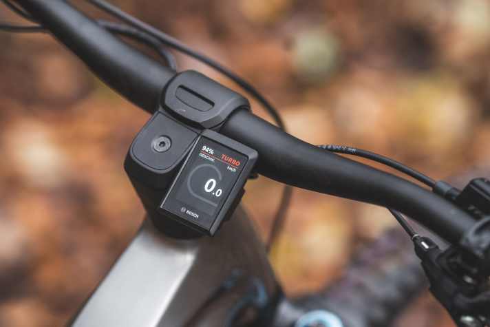 Das Kiox-Display sitzt an einer Focus-eigenen Halterung direkt am Steuerrohr.