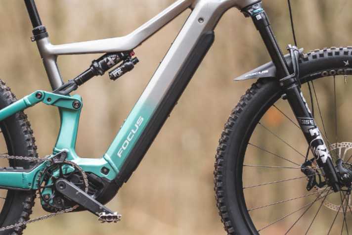 Ist der 800er-Akku verbaut, wölbt sich das Akku-Cover etwas nach außen. Mit dem Powertube 600 fällt das Unterrohr optisch schlanker aus.