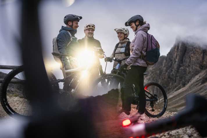 Mit dem integrierten Licht sind gerade die EQP-Modelle auch für Touren bis in die Dämmerung noch passend ausgestattet.