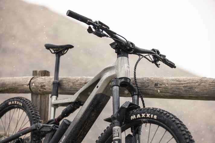 Polished weld seams in the head tube area are intended to give the Thron², <a href="https://www.bike-magazin.de/fahrraeder/mountainbike/all-mountain-bikes/focus-jam-6-0-test-e-mtb-fur-alles-e-bike-allrounder-fur-trails-und-touren/" target="_blank" rel="noopener noreferrer">as with the new Jam²</a>, a clean look.