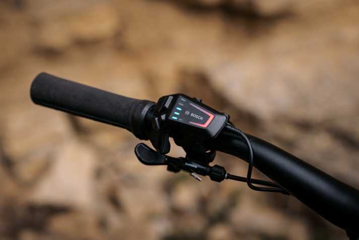 Depending on the model, Bosch's LED Remote (pictured here) or the Bosch Purion 200 with display directly on the handlebars is used.