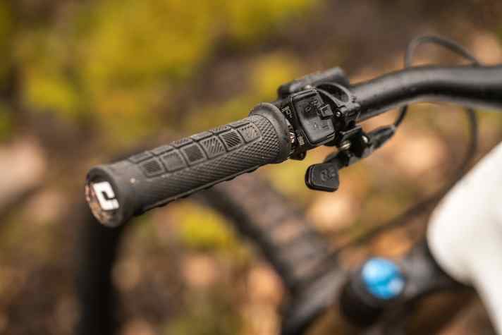 The wireless mini-remote sits compactly directly on the handle.