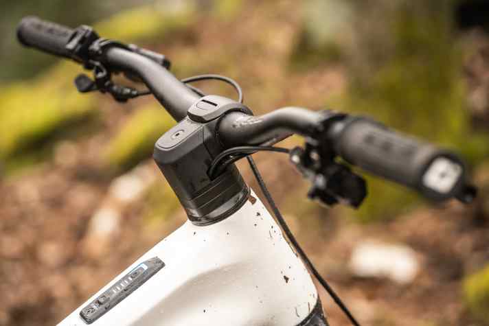 The cables run through the in-house Focus stem and the headset into the inside of the frame. Focus calls this integration C.I.S. 2.0.