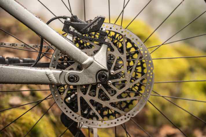 The brake discs on the rear wheel also have a diameter of 220 mm. The TRP discs are also nice and thick at 2.3 mm, which increases stability on long descents.