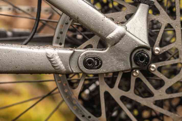 In addition to the flip chip at the dropout, a second chip at the upper end of the seat stays must be repositioned to adjust the chainstay length. This leaves the other parameters, such as bottom bracket height and steering angle, untouched.