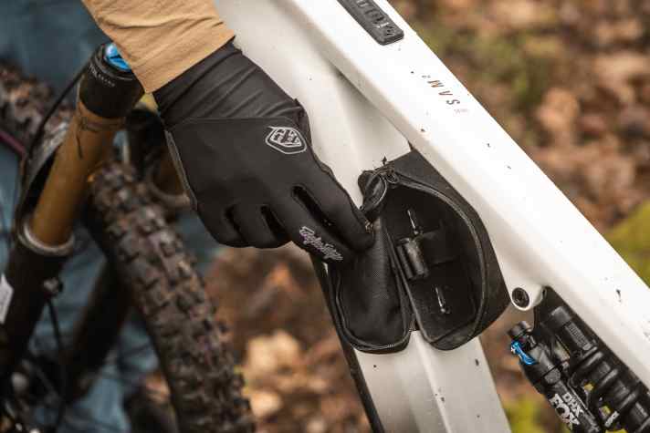 Tube, mini-tool, CO2 cartridge: Accessories can be lashed down rattle-free in the bag on the down tube.