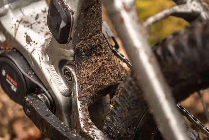 Goal achieved: A rubber flap between the main frame and rear triangle keeps the bearings and gaps clean.