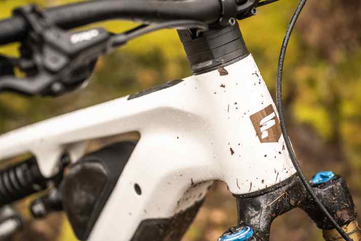 Carbon look on the aluminium frame: The weld seams in the head tube area are cleanly ground.