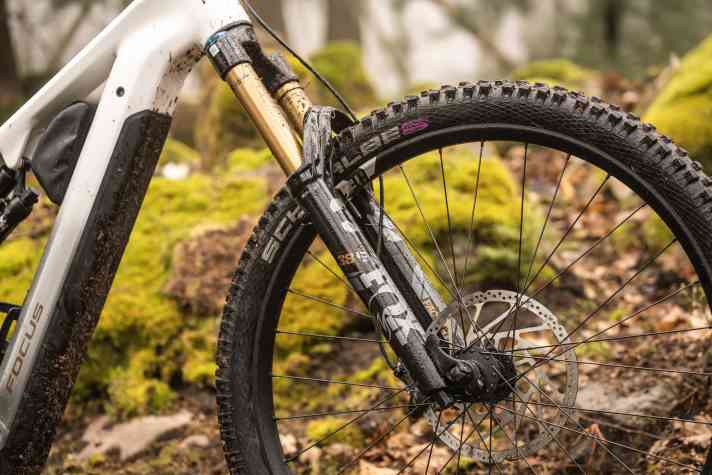 Fox 38 Factory for stiffness and confidence at the front.