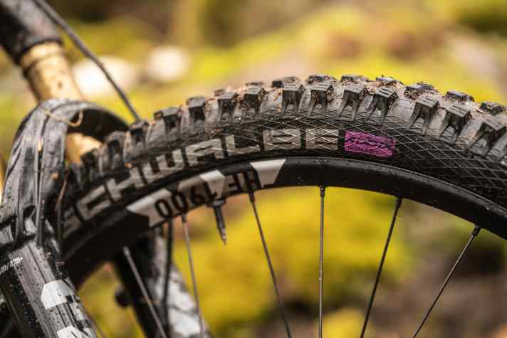 Purple stands for chewing gum! Schwalbe's softest rubber compound Ultra Soft is used at the front and rear.