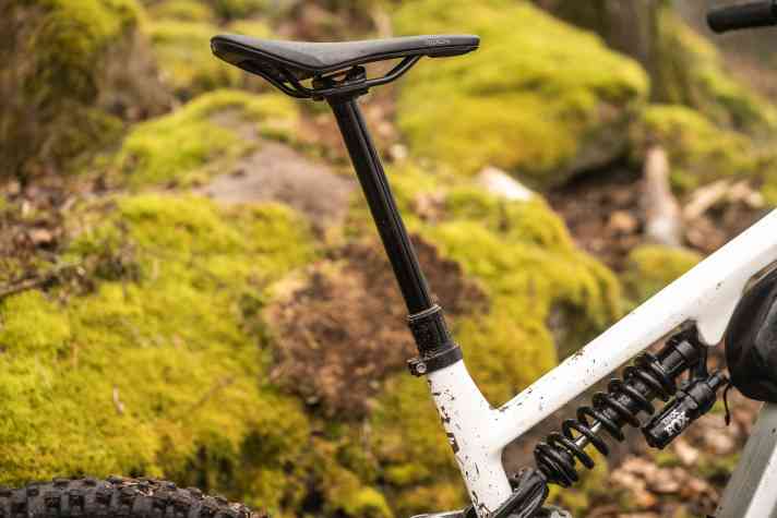 210 millimetres of travel on the size L test bike - that's a lot of freedom of movement!