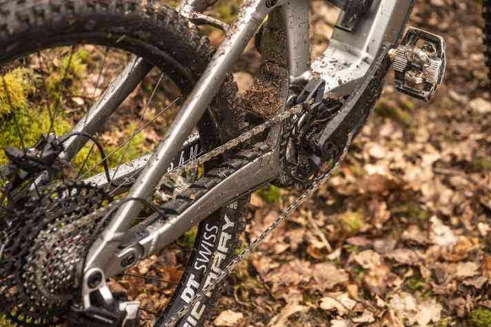 Large, well-damping and solid: the chainstay protector merges seamlessly into the cover between the main frame and rear triangle.