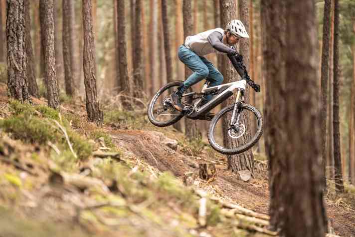 Small jumps don't even come close to getting the Sam² out of its reserve. However, active driving manoeuvres cost energy.