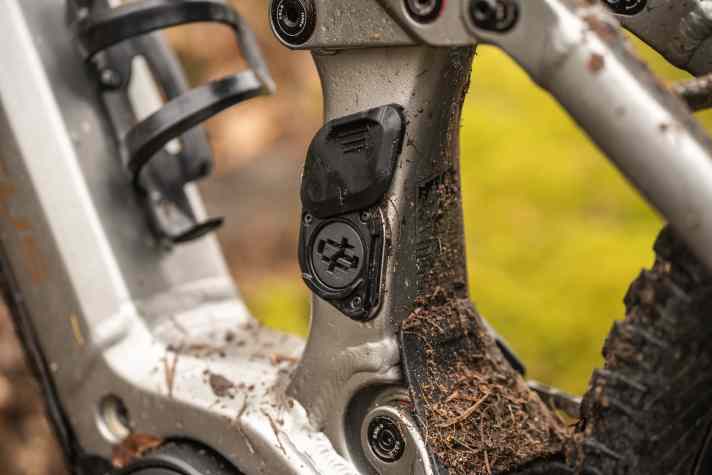 The catch for the charging socket sits close to the frame. This reduces the risk of the flap breaking off. Everything is tidy even when operating with a range extender.