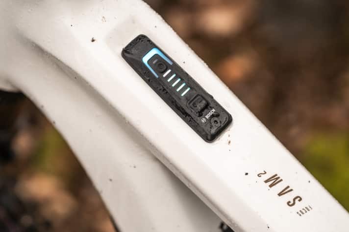 Der Bosch Systemcontroller im Oberrohr zeigt Akku-Stand und U-Stufe über farbige LEDs an.