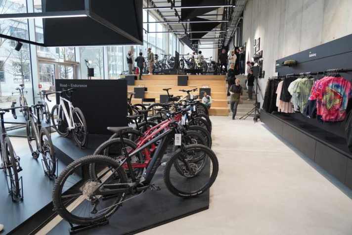 Premium mail order companies such as Canyon (here in Munich) or Rose invest in elaborate flagship stores where customers can view a wide range of models.