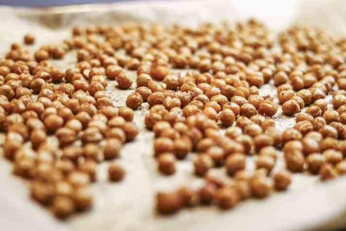 Knusprige Kichererbsen aus dem Ofen verleihen jeder Bowl den nötigen Crunch.