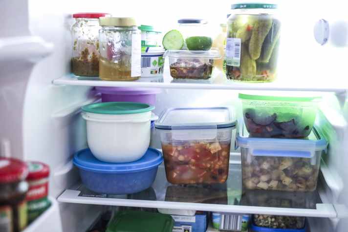 Einmal zubereitet, halten Gerichte, wie das Ofengemüse im Kühlschrank locker fünf Tage lang frisch. Vor dem Verzehr am besten nochmal im Ofen aufwärmen.