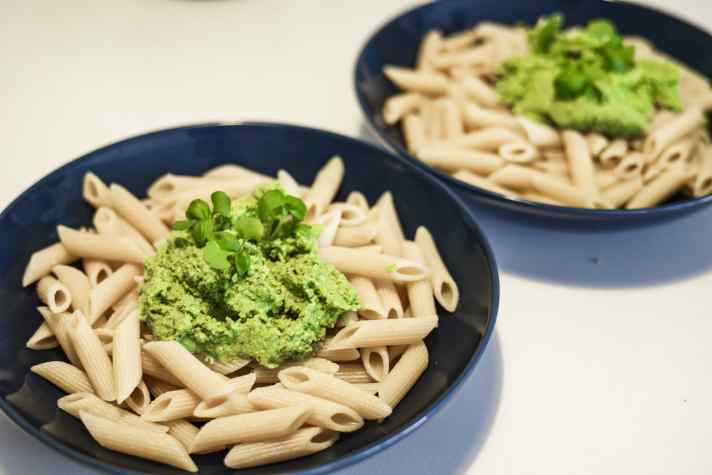 Geschmacklich mein Wochen-Highlight: Erbsen-Kräuterpesto mit Minze. Dieses lässt sich für langfristiges Meal-Prep auch einfrieren.