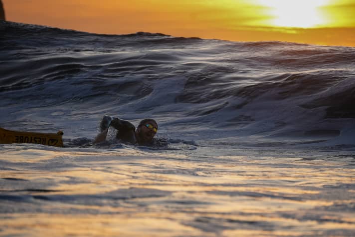 Solchen Wellen wird Jonas im mittelfränkischen Rothsee nicht begegnen. Hier trainiert er in Portugal für sein nächstes Projekt.