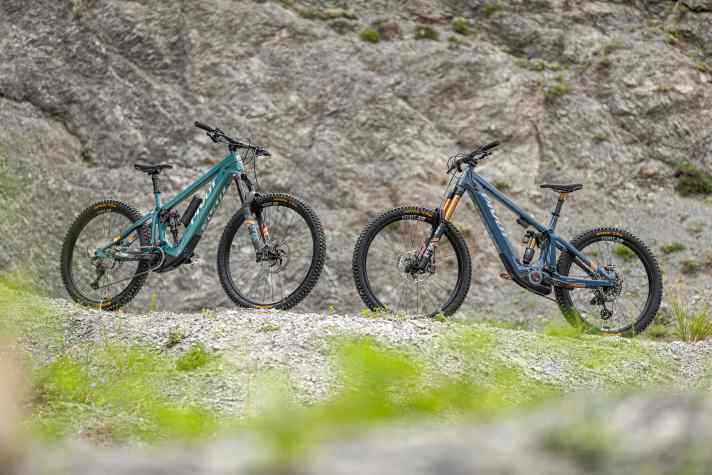 The two colour variants of the Pivot Shuttle LT. On the left the "Ride" version in Willow Green, on the right the top model "Team" in the colour Blue Scrub Jay.