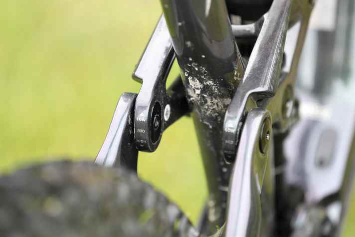 Der Flipchip in der Carbon-Wippe lässt drei unterschiedliche Set-ups zu. Tretlagerhöhe und Winkel können damit beeinflusst werden.