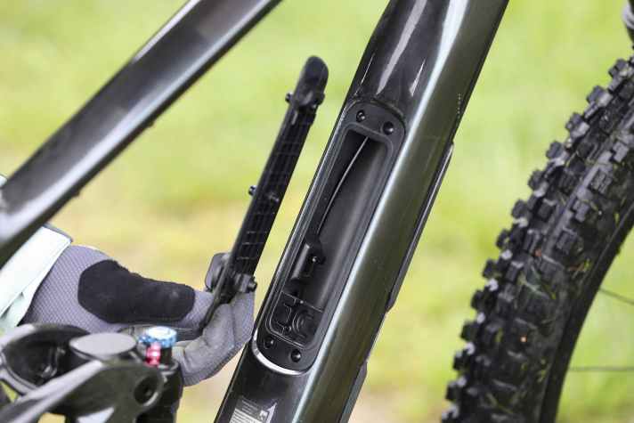 Der Staufachverschluss lässt sich einfach und zuverlässig bedienen. Die Öffnung fällt relativ klein aus. Sperrige Teile wie Minipumpen müssen daher gezielt eingefädelt werden.