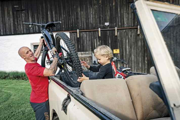 Auch Sohn Mark düst mit seinem E-Laufrad schon flott durch die Gegend
