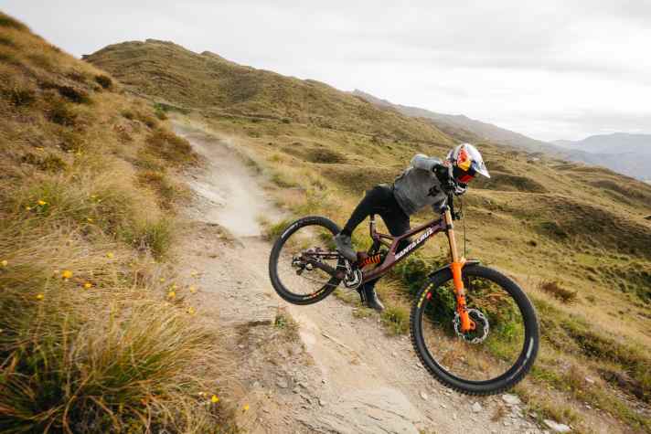 Im Downhiller vertraut Jackson Goldstone lieber auf die Stahlfeder-Variante.