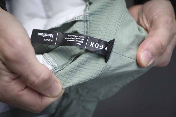 Kleines, aber ärgerliches Detail: Warum ist die Lasche am Kragen so klein, dass man sie an fast keinem Haken aufhängen kann? Bitte nachbessern!