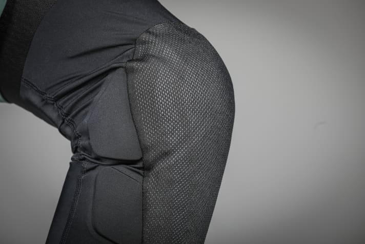 Thanks to the knee surface made of abrasion-resistant SuperFabric, the Fox is less likely to stick to the ground in the event of a fall.