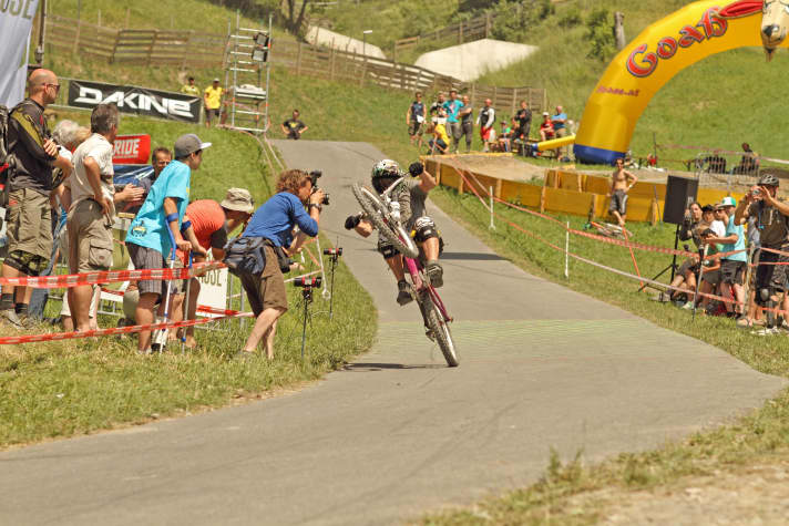 Wheelie-King Bobby Root: Den Finger immer am Bremshebel! Hier beim Speedmanual hier in Saalbach-Hinterglemm.
