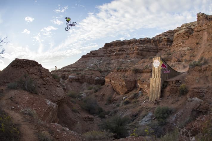 Cam Zink presses the ejector seat in 2012 when jumping over the canyon gap. Creepy: the sound of the impact on concrete-hard ground. Watch and listen on YouTube.