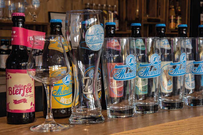 Die alteingesessene Hofer Brauerei Meinel-Bräu führt viele Biersorten.
