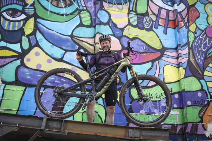 For the BIKE endurance test, we have selected particularly exciting models such as this Canyon Neuron CF 9 SL. Endurance tester Franz Fischer will put some serious kilometres on the former test winner.