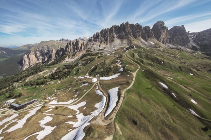 From early in the morning until late at night through magnificent landscapes, like here on the Sella Ronda Hero circuit - that's also what makes a mountain bike marathon so appealing.