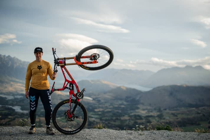 Nina mit Arbeitsgerät.