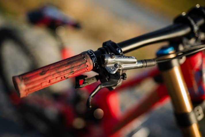 "Women often ride handlebars that are too wide," says Nina.