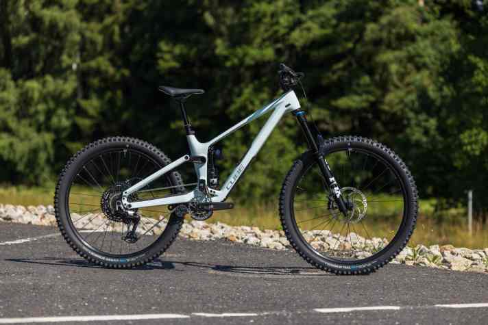 Das neue Enduro Cube Fritzz C:62 mit Vollcarbonrahmen gibt’s ab 2999 Euro in zwei Ausstattungsvarianten. Das günstigere TM im Bild hat ein Fox Performance Fahrwerk am Start..